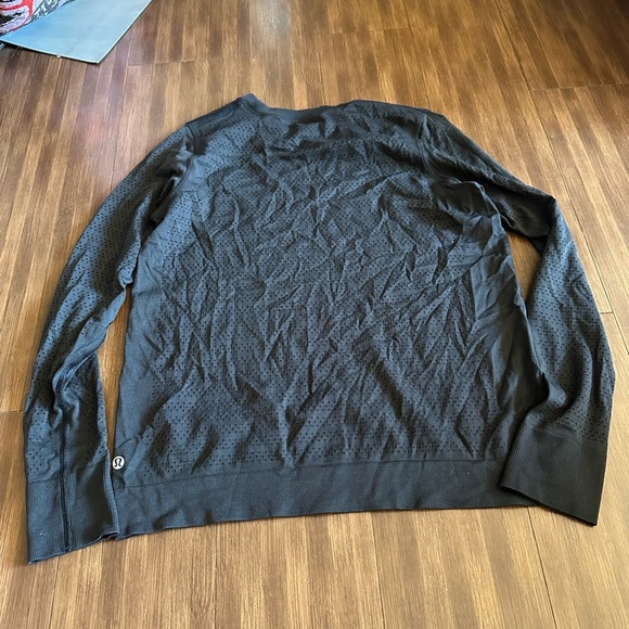 Lululemon Breeze By Long Sleeve Black W3BDXS Silverescent size 8 relaxed fit - Picture 3 of 7